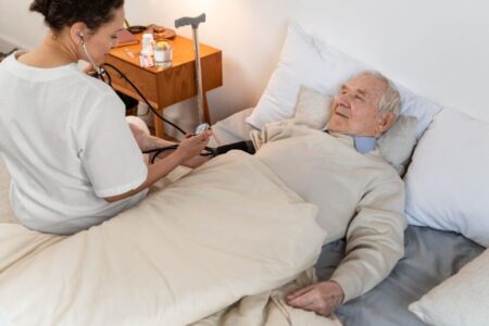 4 dicas para os cuidados e o bem-estar do idoso acamado